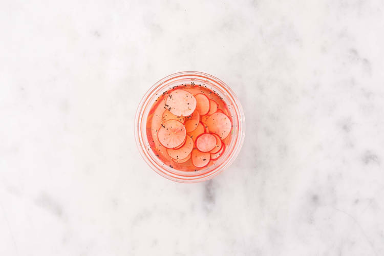 Préparer la sauce et mariner les radis