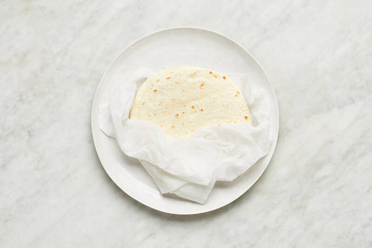 Préparer la relish crémeuse aux cornichons et chauffer les tortillas