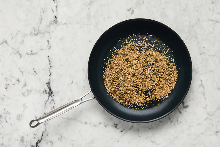 Griller les graines de sésame et le mélange de graines