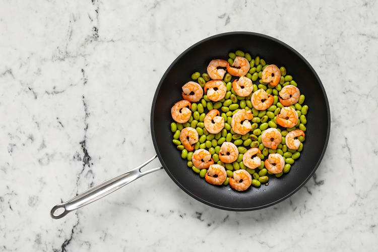 Cuire les edamames et les crevettes