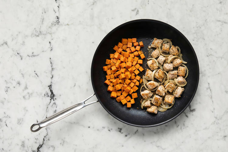 Cuire le poulet et préparer le cari
