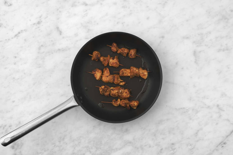 Cocina los pinchos de pollo