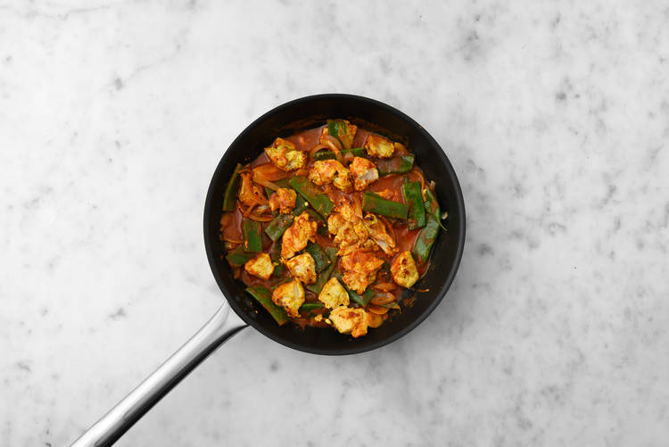 Agrega el pollo y combina