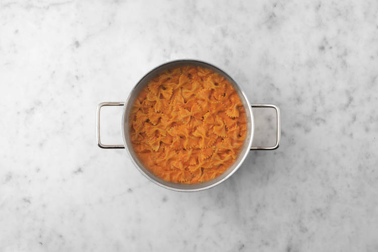 Combina la salsa y la pasta