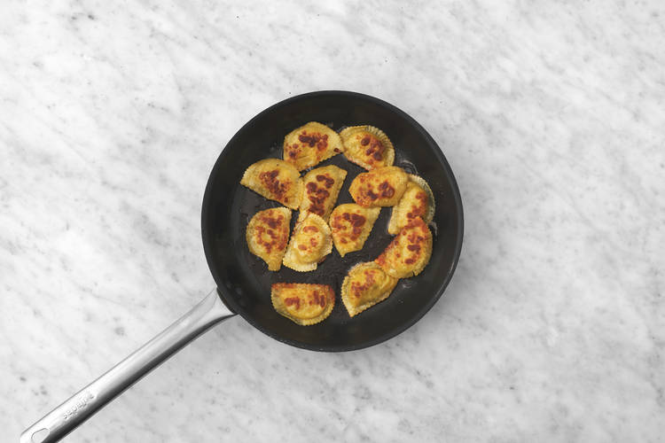 Cook the dumplings & prawns 