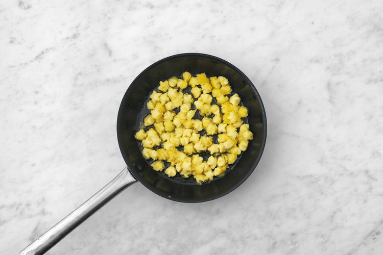 Lachs und Gnocchi anbraten