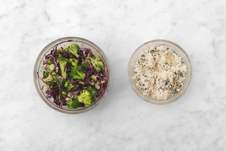 Assaisonner le riz à sushi et assembler la salade de chou