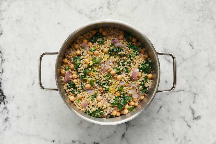 Assembler le pilaf de boulgour et de pois chiches