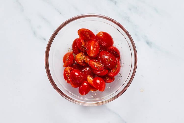 Préparer et mariner les tomates