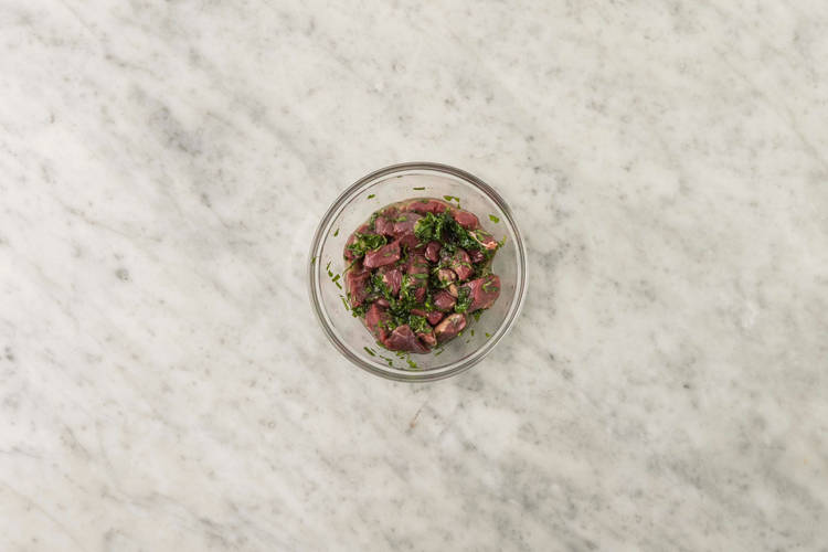 Préparer la marinade aux herbes