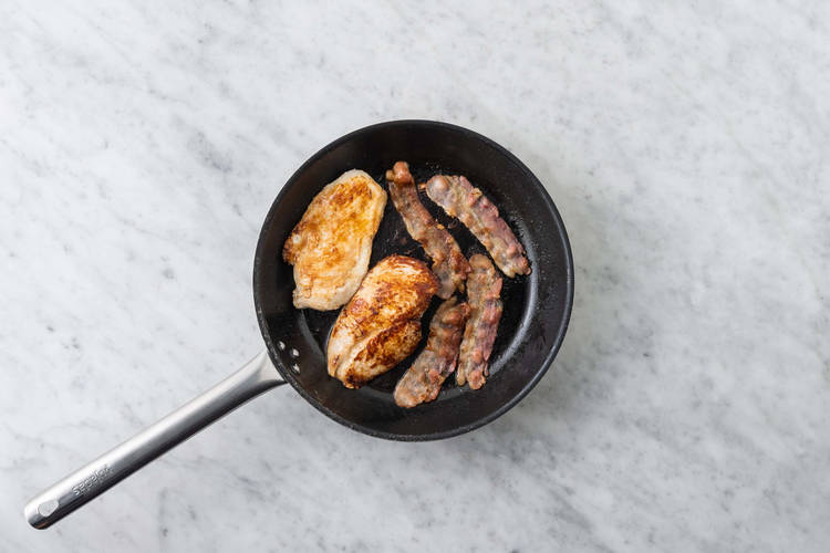 Cuire le poulet et le lard