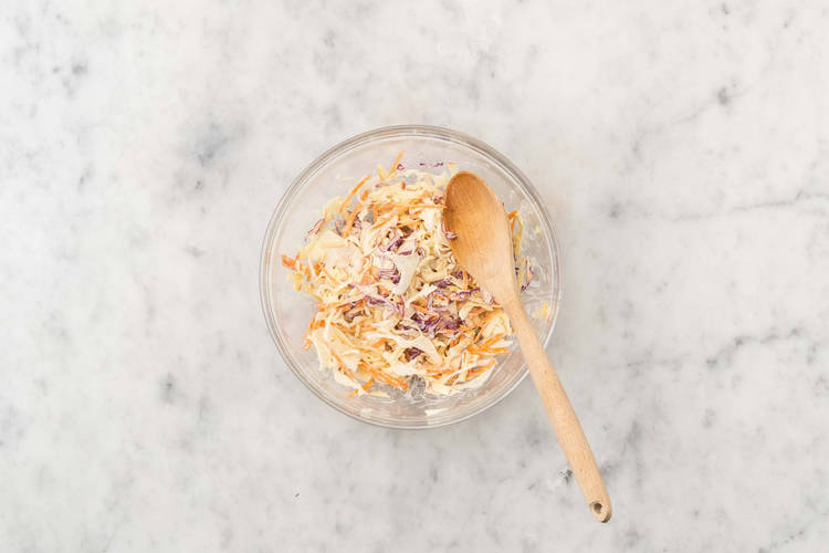 Préparer la salade de chou aux pommes