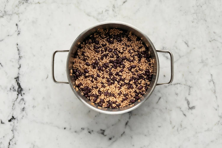 Cuire le riz brun et les haricots