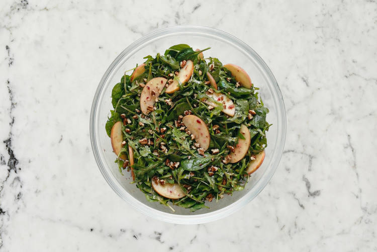 Préparer la salade et terminer le panini