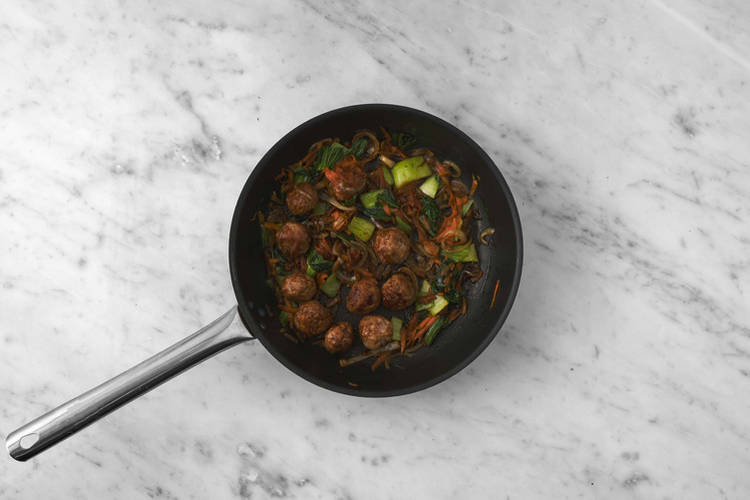 Saltare le verdure con la carne