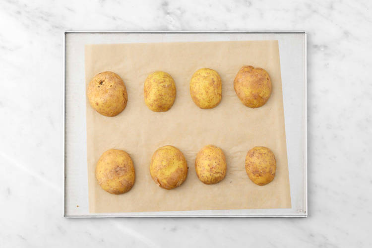 Commencer la préparation et rôtir les pommes de terre