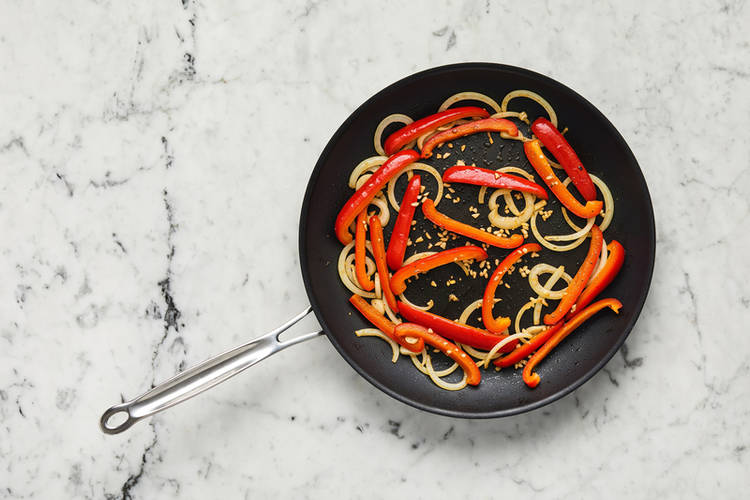Cuire les légumes et préparer la sauce au yogourt à l’aneth