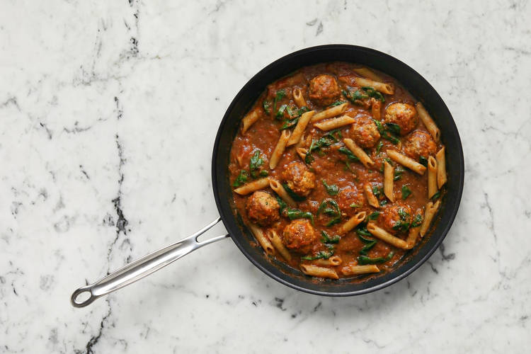 Assembler les pâtes et assaisonner la ricotta