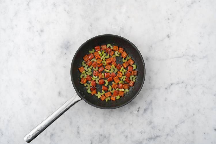 Griller les arachides et cuire les légumes