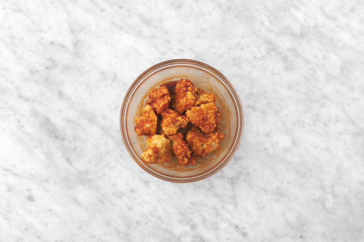 Combina la coliflor y la salsa