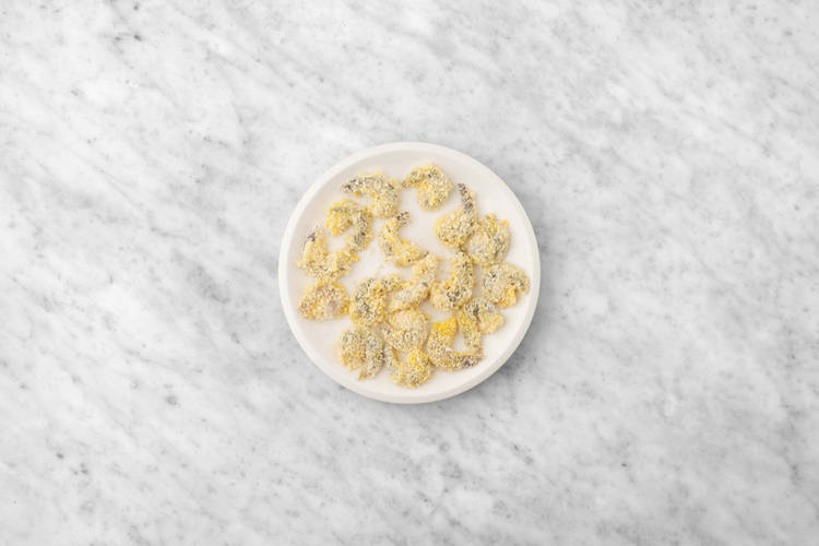 Reboza los langostinos