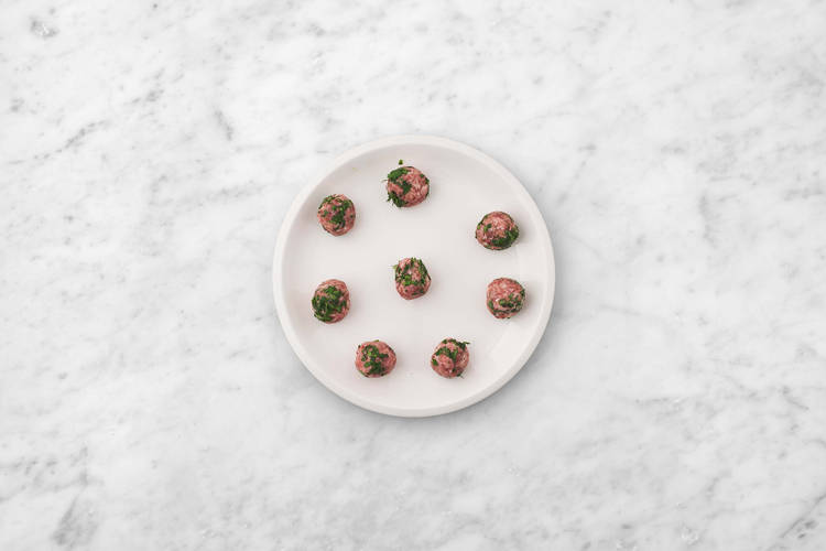 Forma las albóndigas