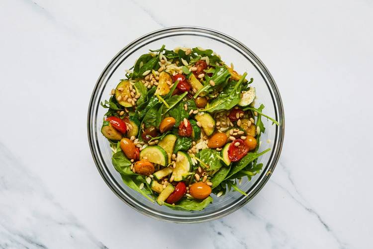 Assembler la salade d’orzo