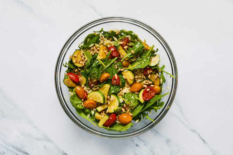 Assembler la salade d’orzo