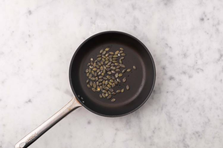 Préparer les graines de citrouille à l’ail et les autres ingrédients