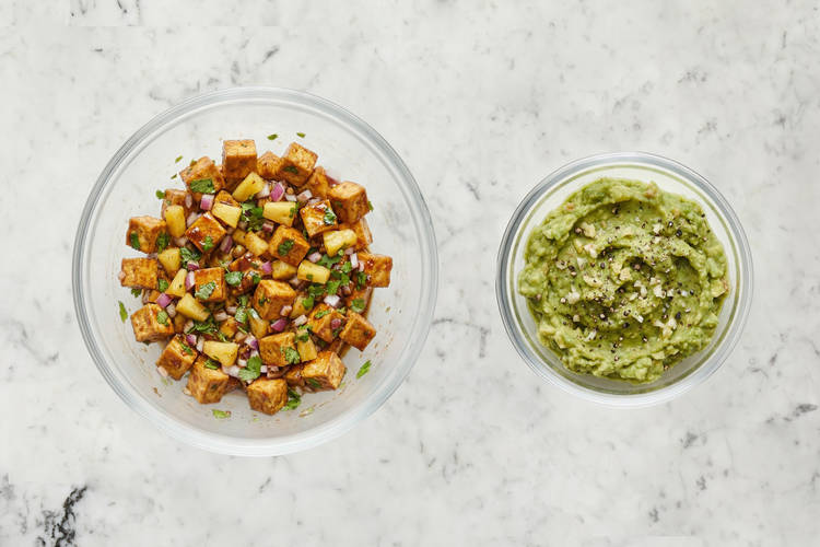 Préparer la guacamole et le tofu