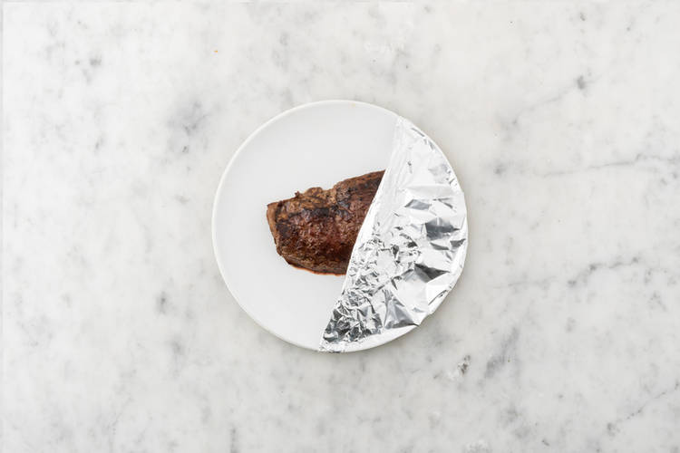 Saisir et rôtir les steaks