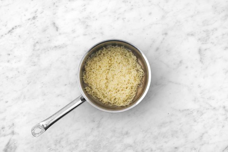 Cuire les nouilles chow mein