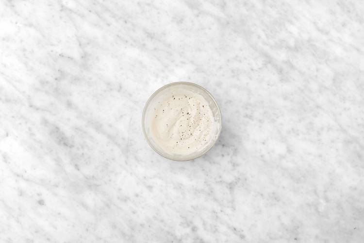 Préparer les oignons et la sauce tahini-yogourt