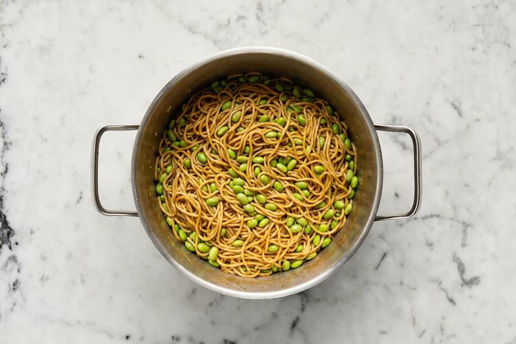 Cuire les nouilles et les edamames