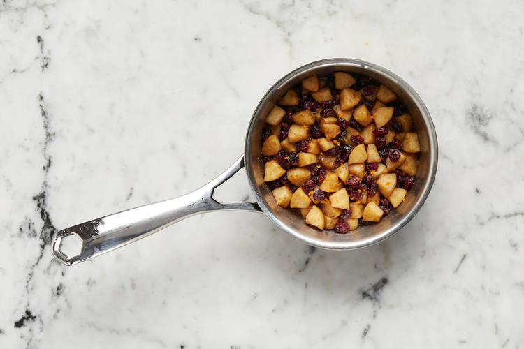 Préparer la sauce pommes-canneberges