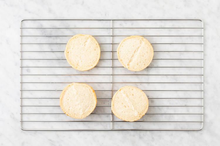 Gör sallad och dressing