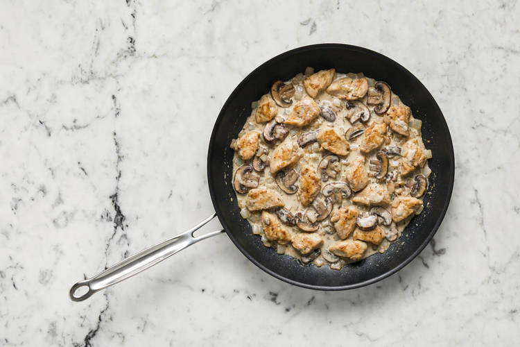 Braiser le poulet et les légumes