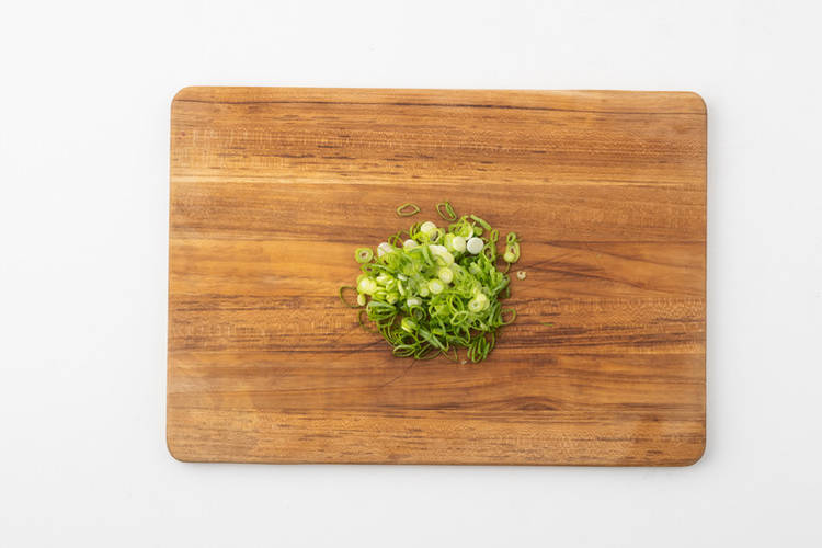 Frühlingszwiebel schneiden