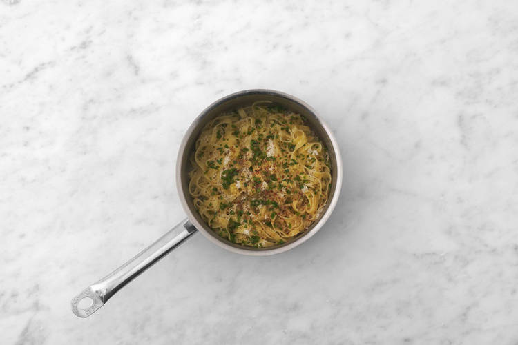 Combina la salsa y la pasta