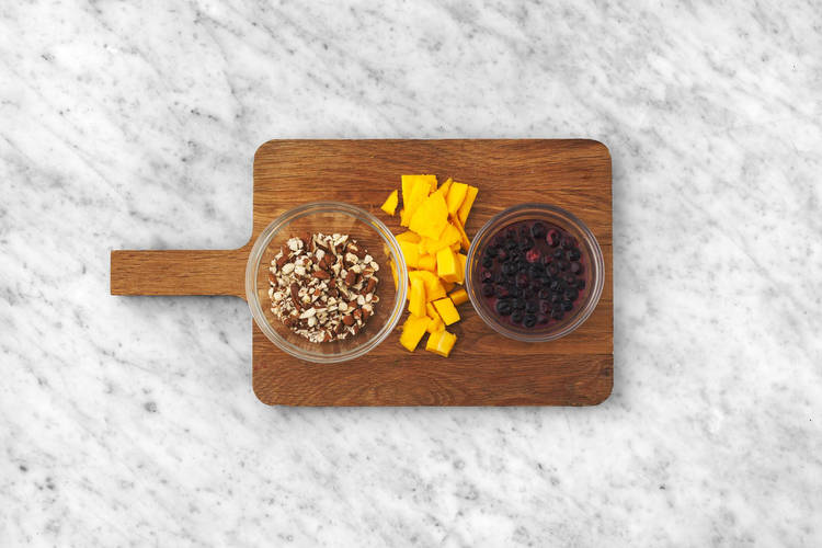 Forbered mango-blåbærsmoothiebowl