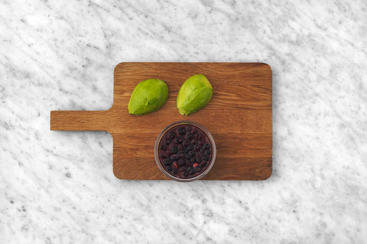 Forbered blåbær-avocadosmoothie