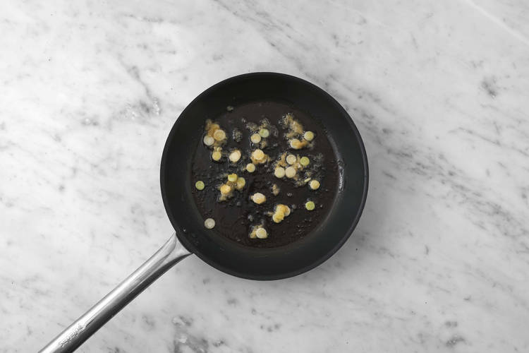 Frühlingszwiebel braten