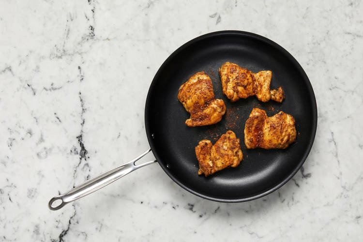 Commencer la préparation et cuire le poulet