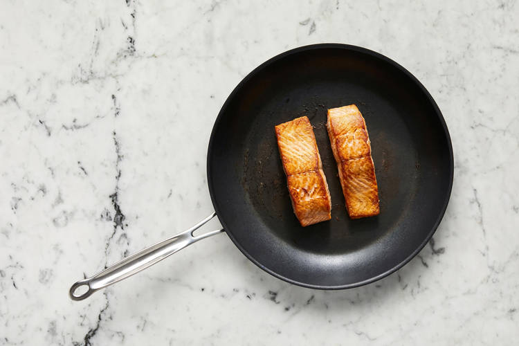 Cuire le saumon et la sauce