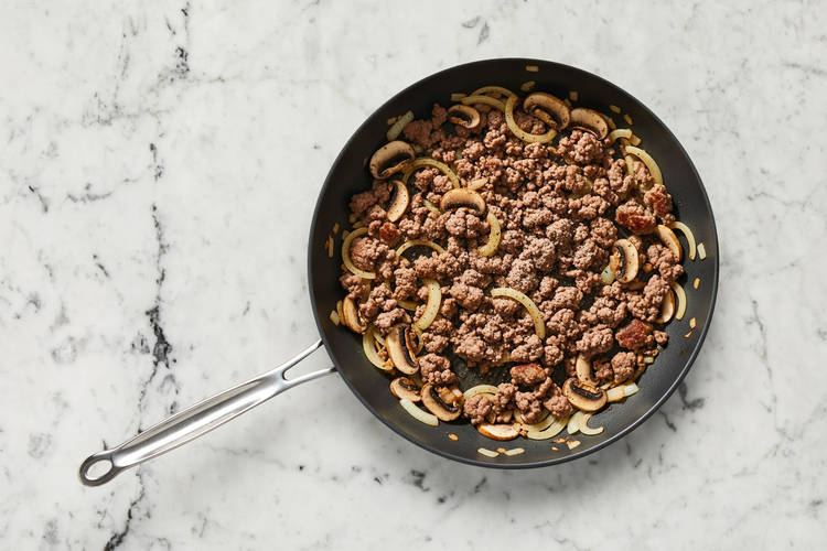 Commencer la cuisson de la viande et des légumes