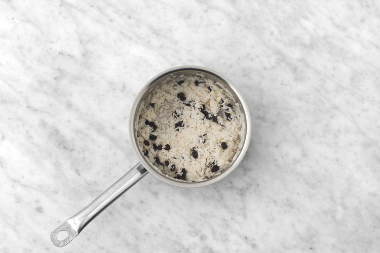 Cook the garlic rice