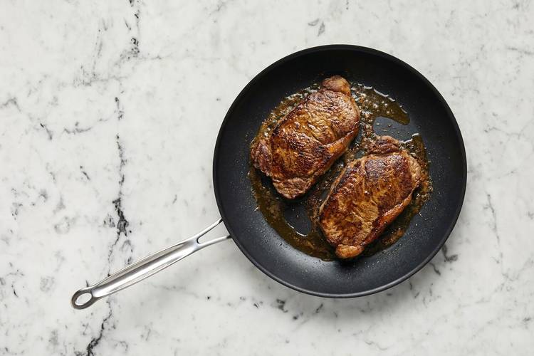 Préparer les steaks