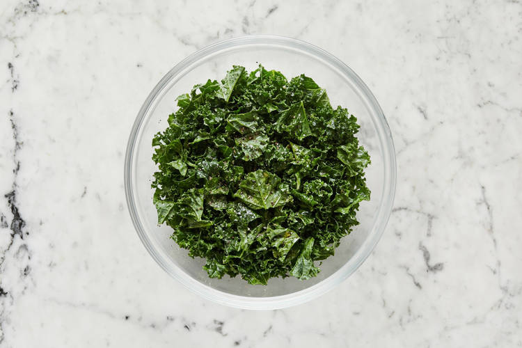 Préparer la vinaigrette et attendrir le chou frisé