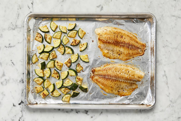 Griller les courgettes et le tilapia