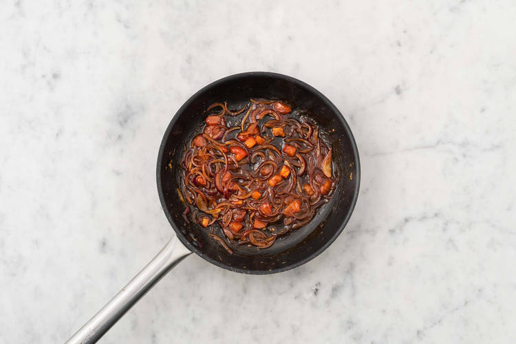 Cuire la sauce à l’oignon